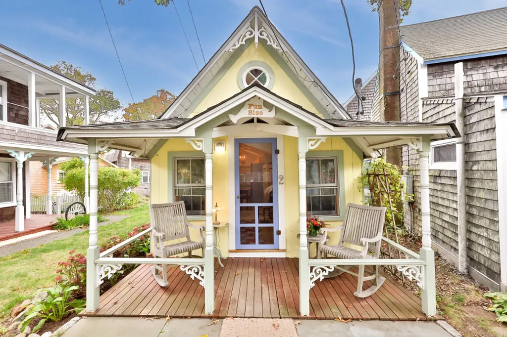 2 Lincoln Avenue Oak Bluffs MA 02557