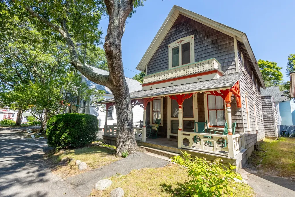 41 Trinity Park Oak Bluffs MA 02557