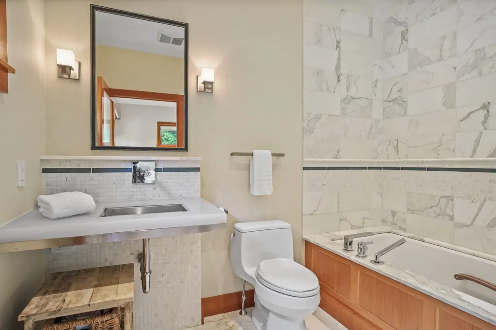 400 Barnes Road Oak Bluffs MA 02557