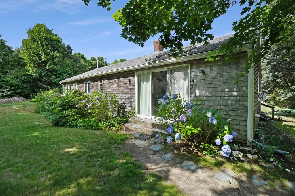 13 County Road Oak Bluffs MA 02557