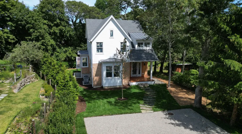 34 Davis Street Vineyard Haven MA 02568