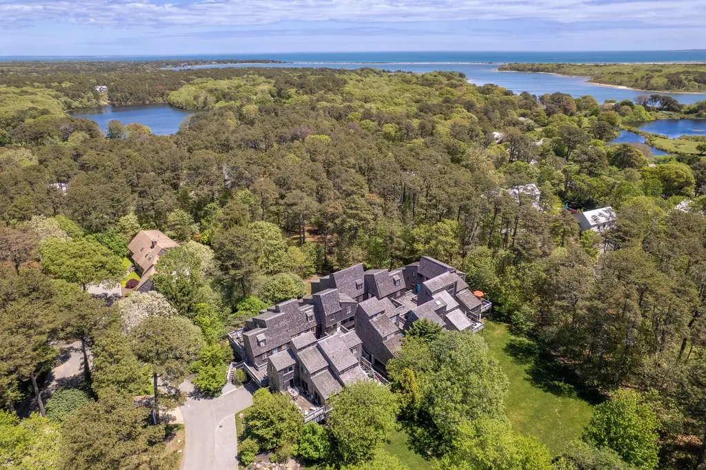 4 Quail Run Oak Bluffs MA 02557