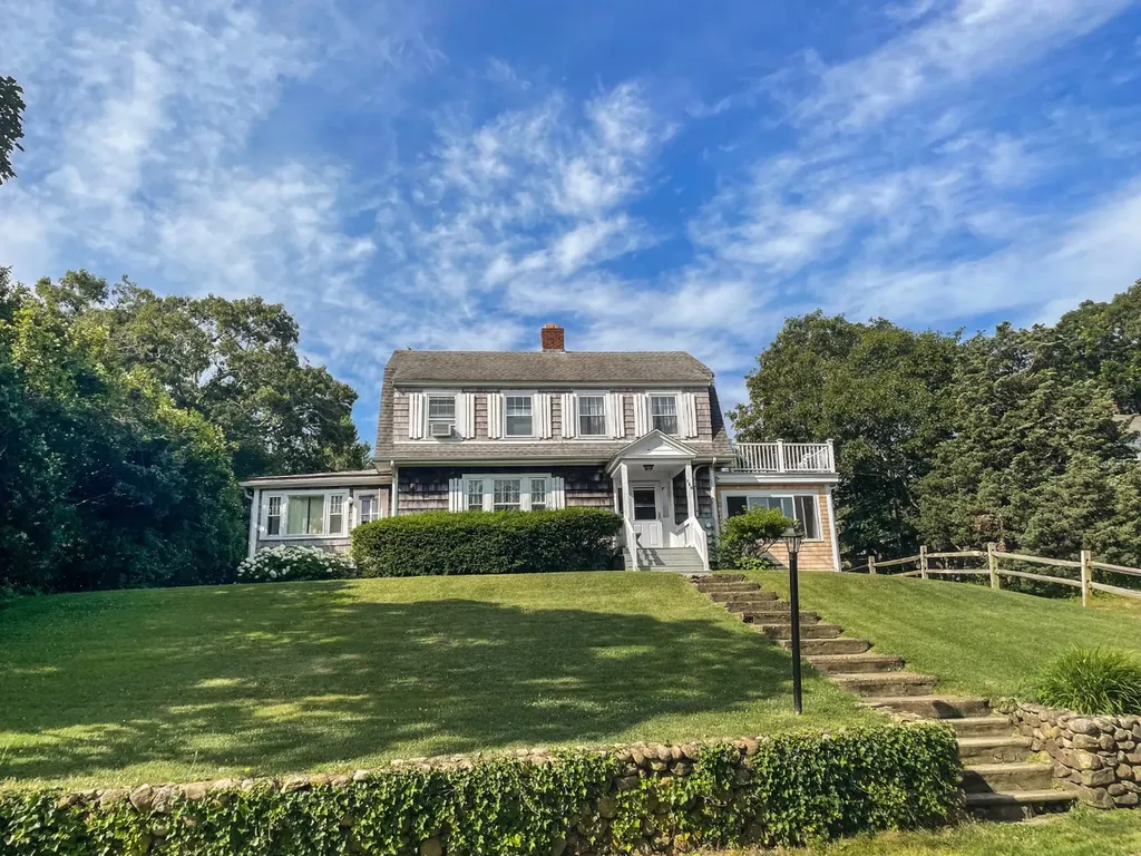 124 Skiff Avenue Vineyard Haven MA 02568