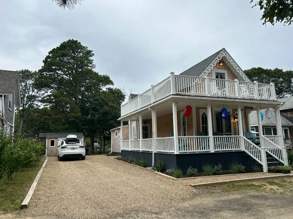 9 Brunswick Avenue Oak Bluffs MA 02557