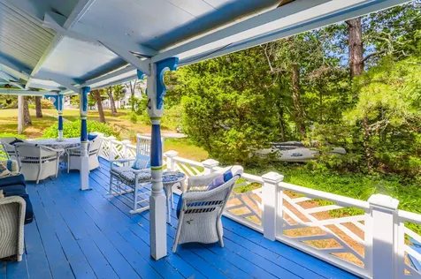 17 John Wesley Avenue Oak Bluffs MA 02557