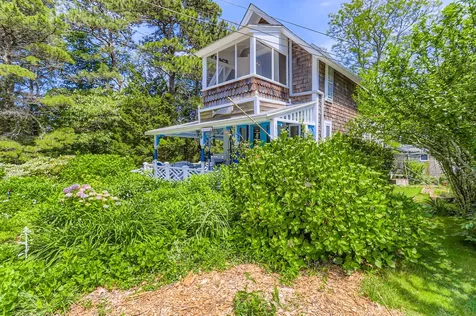 17 John Wesley Avenue Oak Bluffs MA 02557