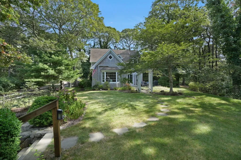 9 Grovedale Road Oak Bluffs MA 02557