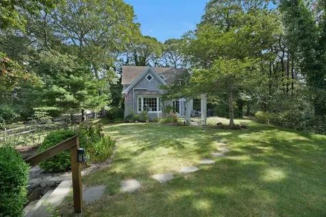 9 Grovedale Road Oak Bluffs MA 02557
