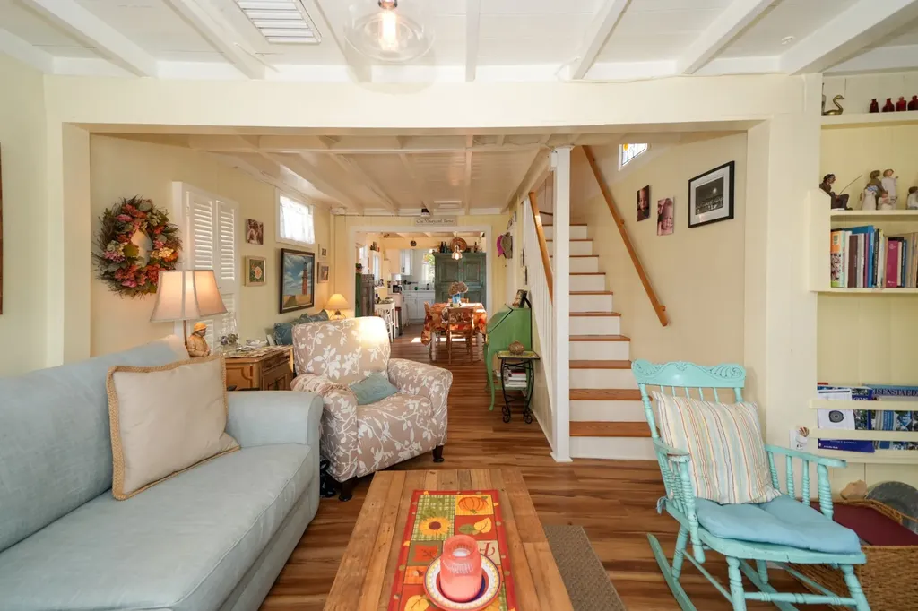 17 Siloam Avenue Oak Bluffs MA 02557