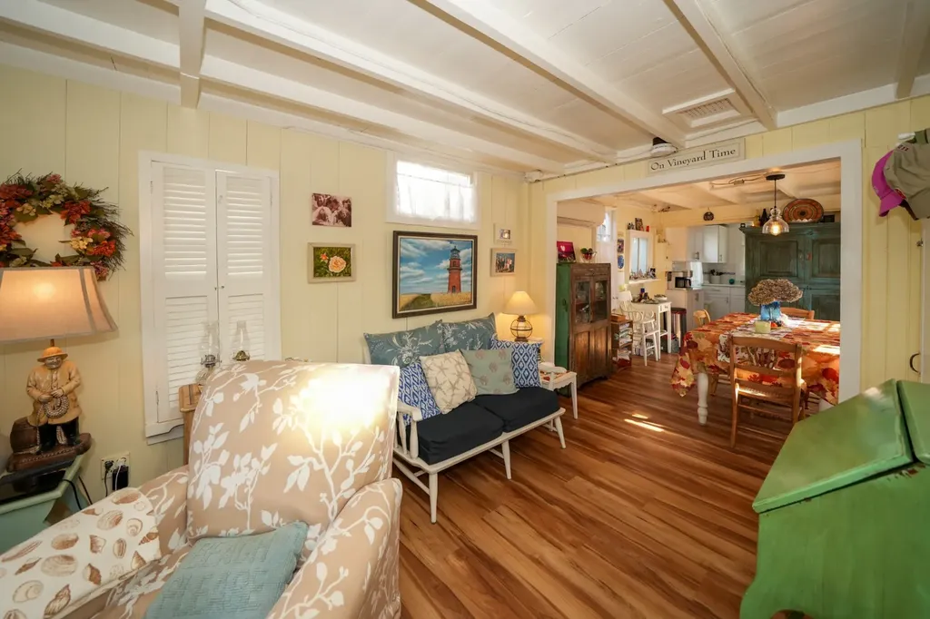 17 Siloam Avenue Oak Bluffs MA 02557