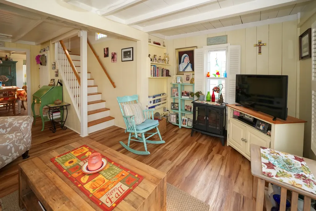 17 Siloam Avenue Oak Bluffs MA 02557