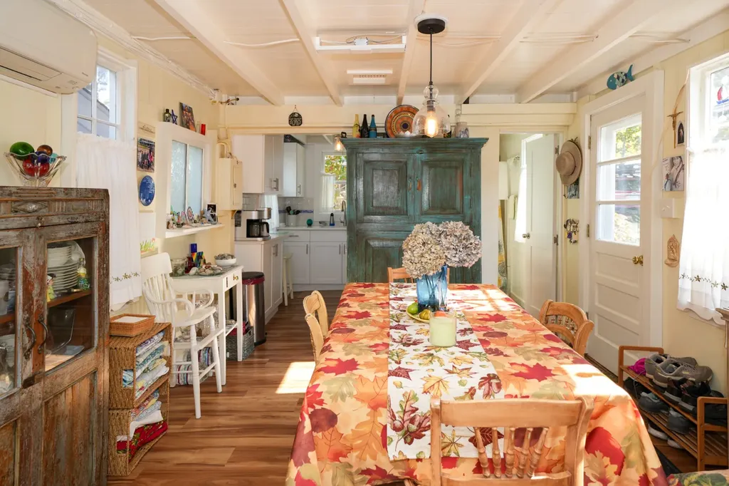 17 Siloam Avenue Oak Bluffs MA 02557