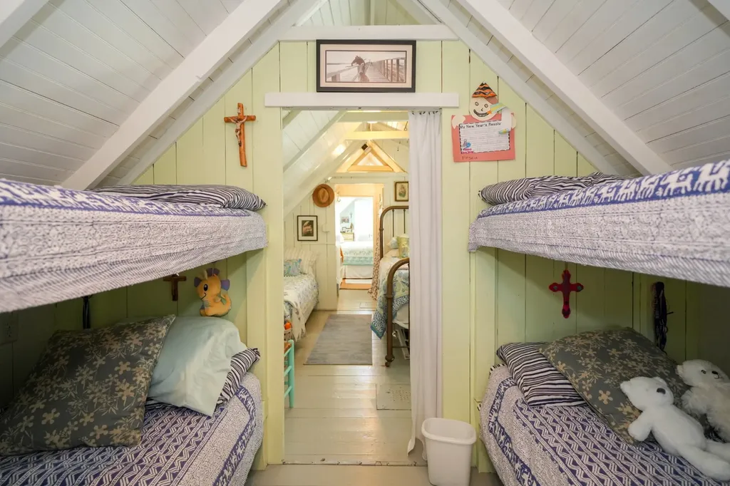 17 Siloam Avenue Oak Bluffs MA 02557