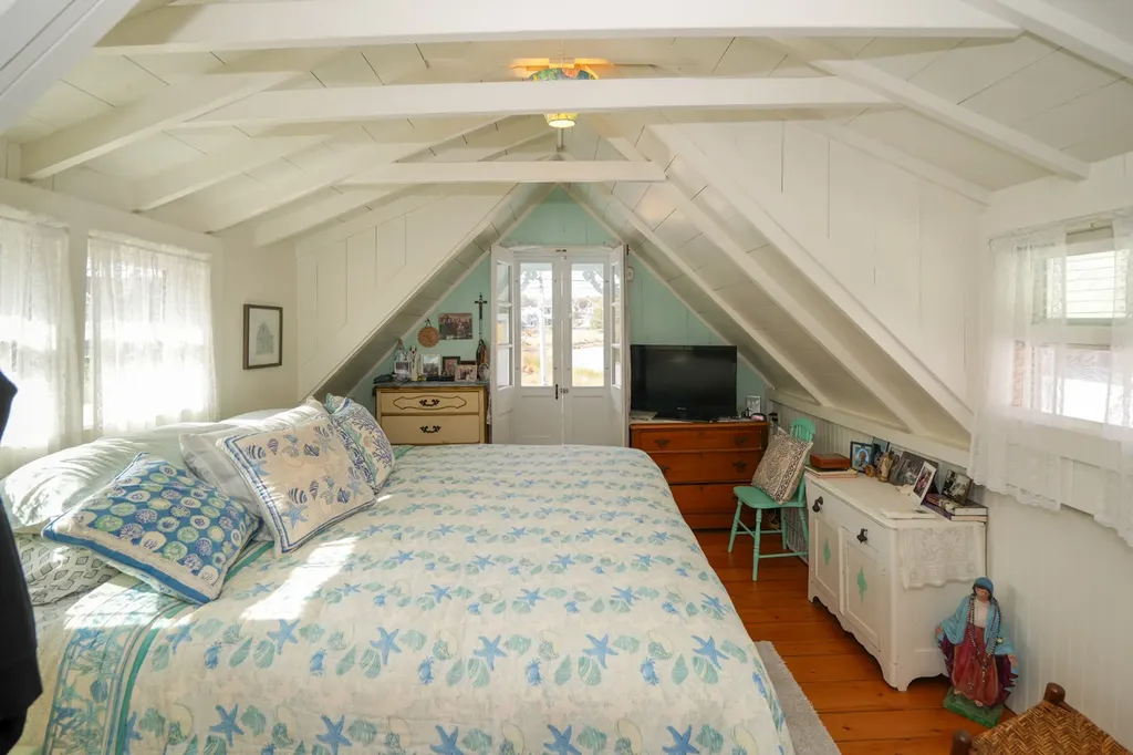 17 Siloam Avenue Oak Bluffs MA 02557