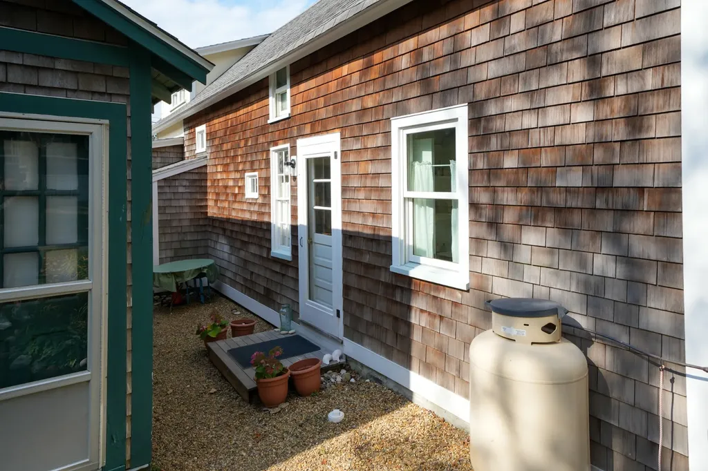 17 Siloam Avenue Oak Bluffs MA 02557