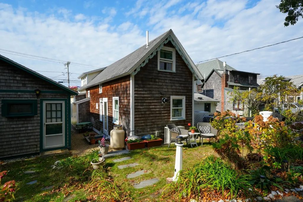 17 Siloam Avenue Oak Bluffs MA 02557