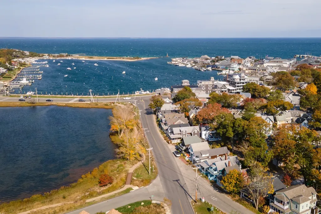 17 Siloam Avenue Oak Bluffs MA 02557