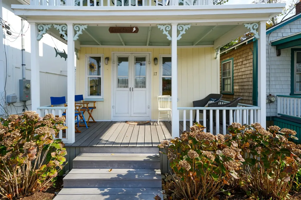 17 Siloam Avenue Oak Bluffs MA 02557