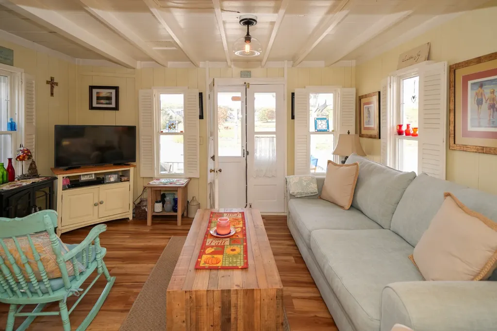 17 Siloam Avenue Oak Bluffs MA 02557