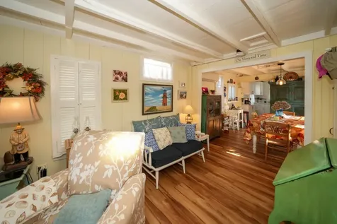 17 Siloam Avenue Oak Bluffs MA 02557