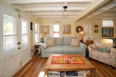 17 Siloam Avenue Oak Bluffs MA 02557