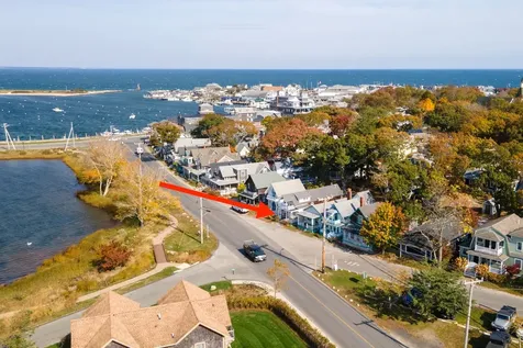 17 Siloam Avenue Oak Bluffs MA 02557