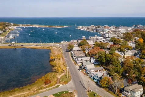 17 Siloam Avenue Oak Bluffs MA 02557