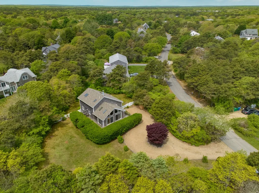 16 Schoolhouse Road Edgartown MA 02539