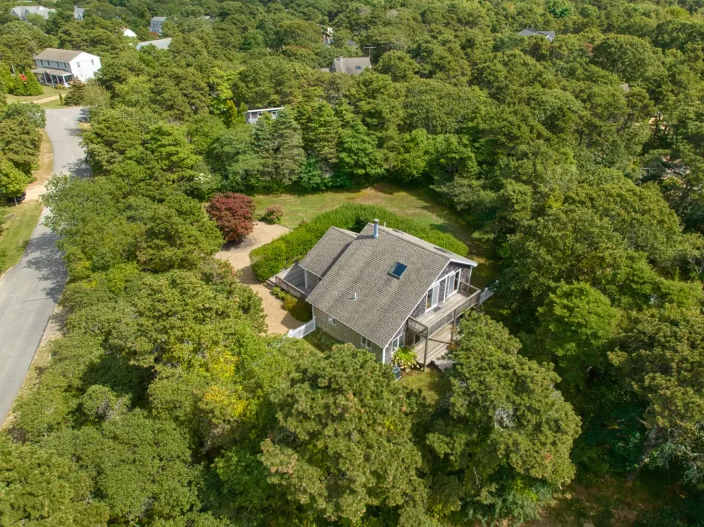 16 Schoolhouse Road Edgartown MA 02539