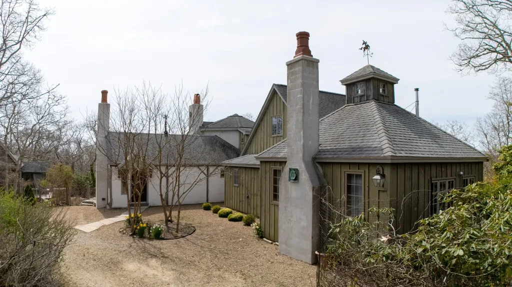 Chilmark MA, 11 By The Woods