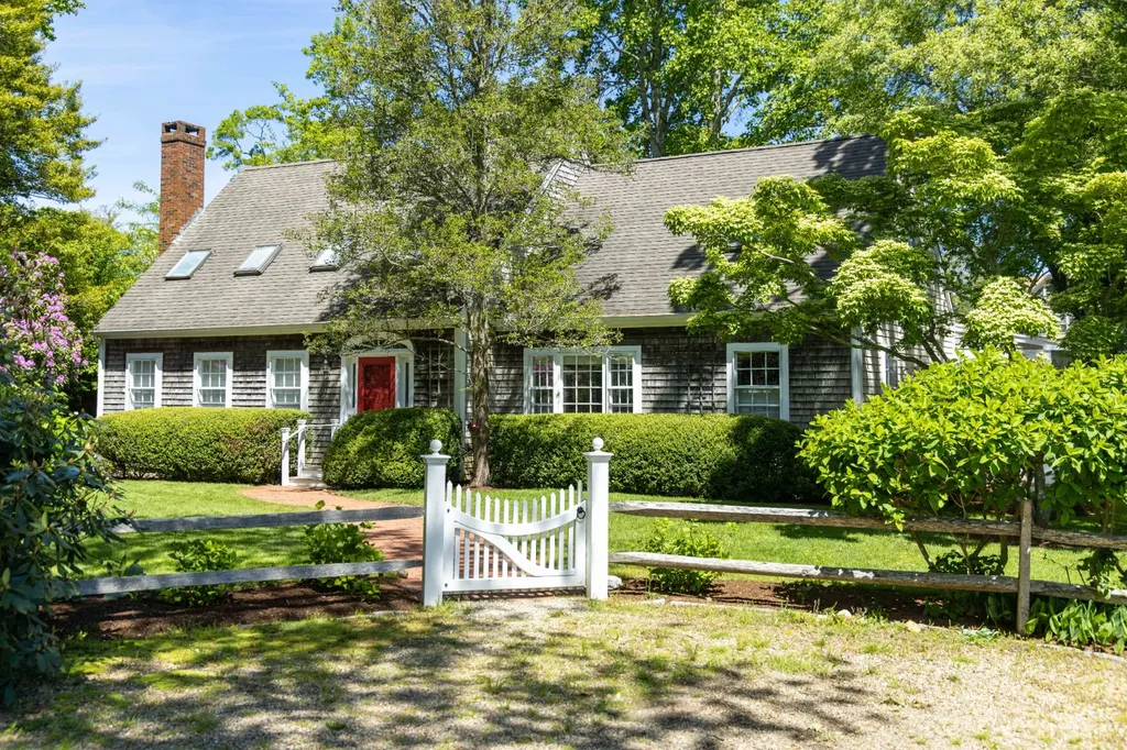 21 Woodlawn Avenue Vineyard Haven MA 02568