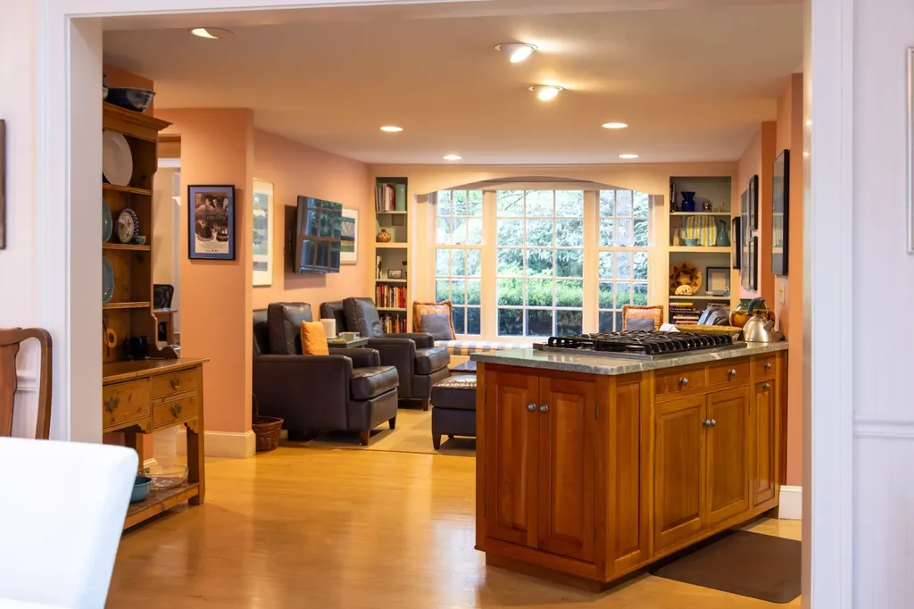 21 Woodlawn Avenue Vineyard Haven MA 02568
