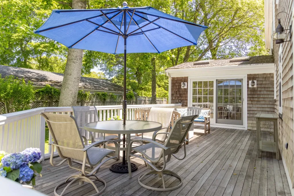 21 Woodlawn Avenue Vineyard Haven MA 02568