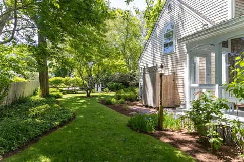21 Woodlawn Avenue Vineyard Haven MA 02568
