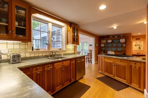 21 Woodlawn Avenue Vineyard Haven MA 02568