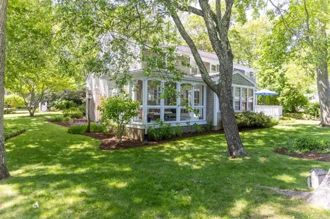21 Woodlawn Avenue Vineyard Haven MA 02568
