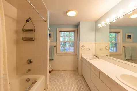 21 Woodlawn Avenue Vineyard Haven MA 02568