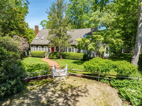 21 Woodlawn Avenue Vineyard Haven MA 02568