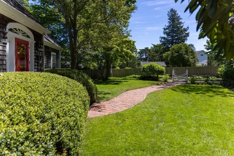 21 Woodlawn Avenue Vineyard Haven MA 02568