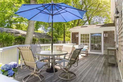 21 Woodlawn Avenue Vineyard Haven MA 02568