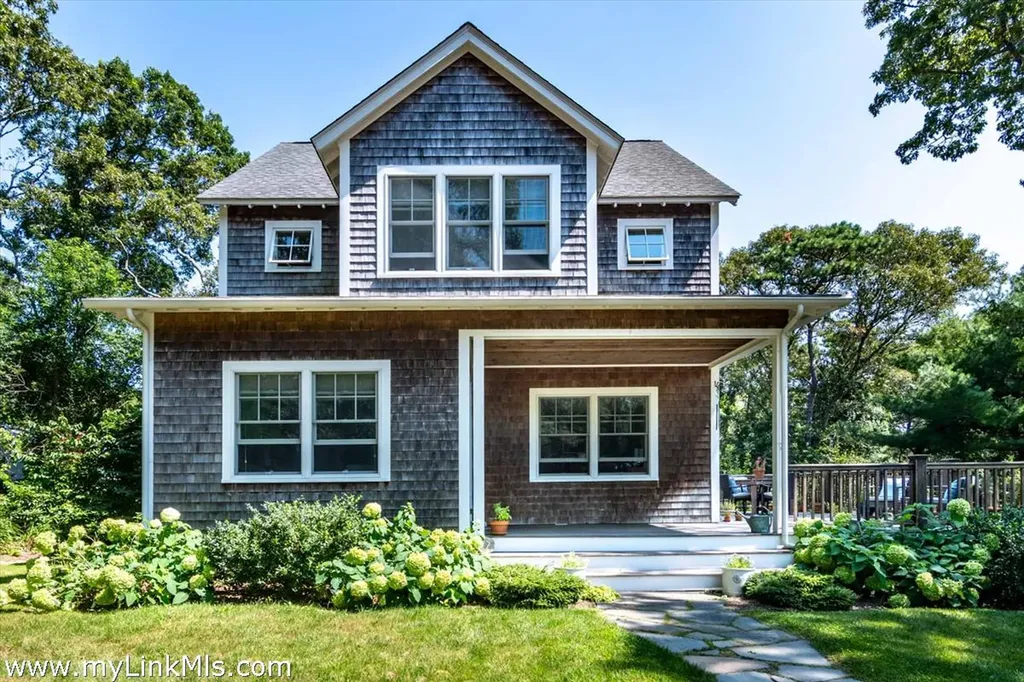 27 Chapde Lane Vineyard Haven MA 02568