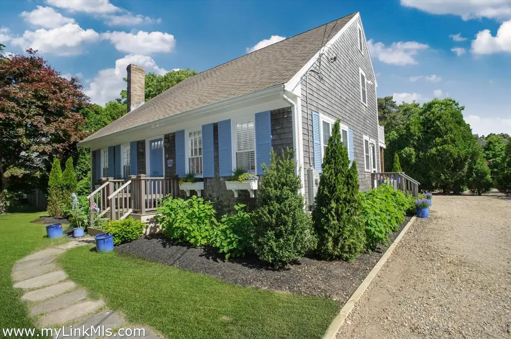 8 Massasoit Road Edgartown MA 02539