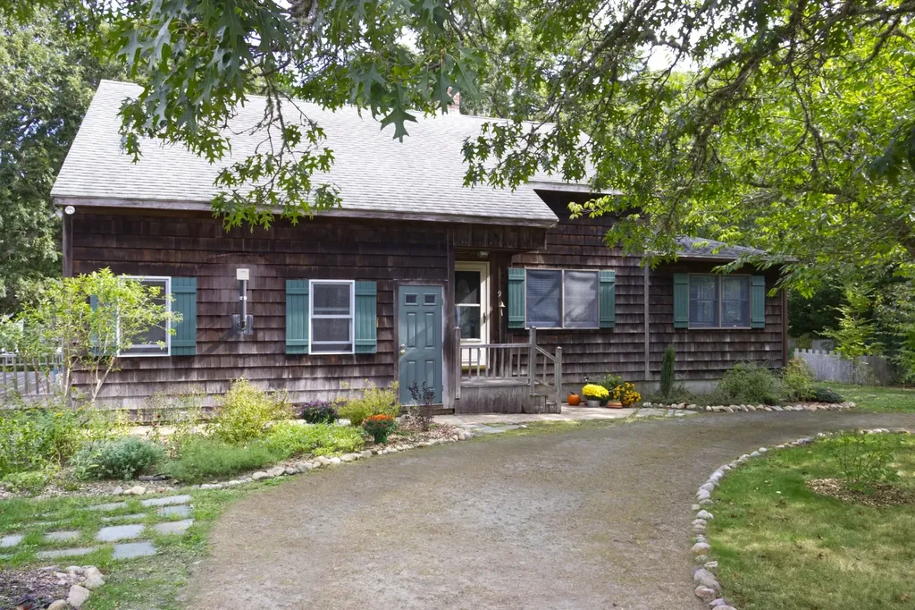 9 Sampson Avenue Edgartown MA 02539