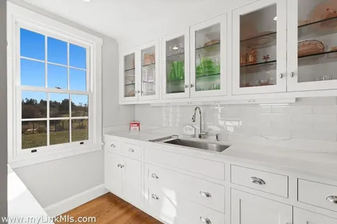 16 Shotnaigher Lane Chilmark MA 02535