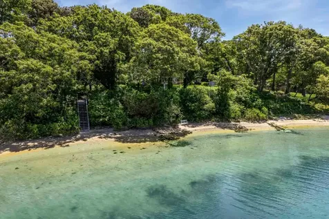 385 Barnes Road Oak Bluffs MA 02557