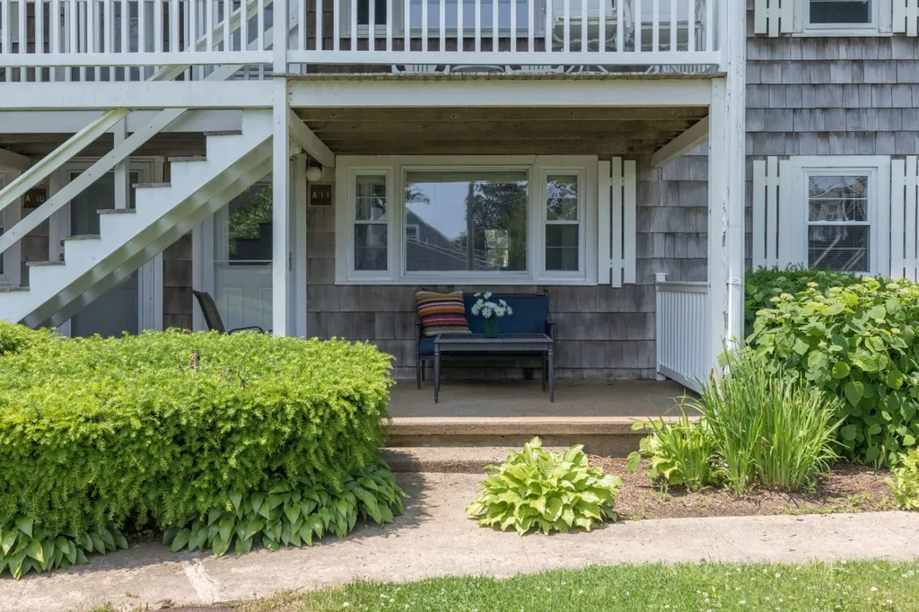 124 Skiff Avenue Vineyard Haven MA 02568