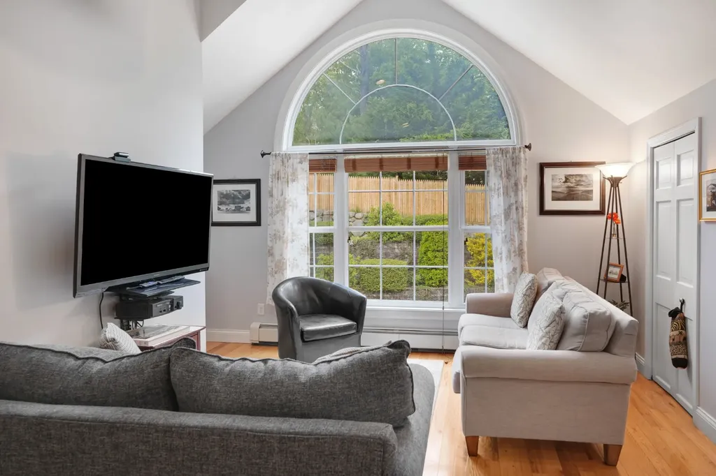 8 Fresh Pond Road Oak Bluffs MA 02557