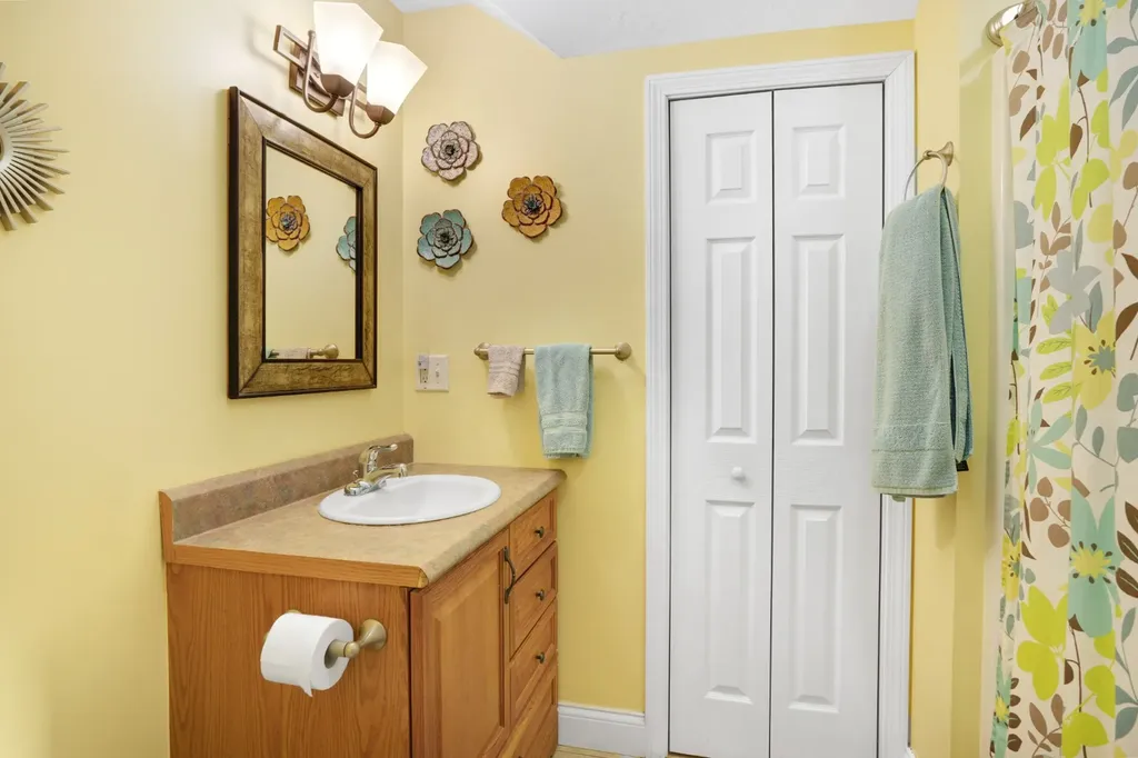 8 Fresh Pond Road Oak Bluffs MA 02557