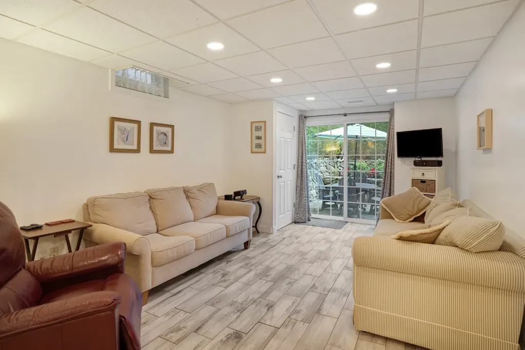 8 Fresh Pond Road Oak Bluffs MA 02557