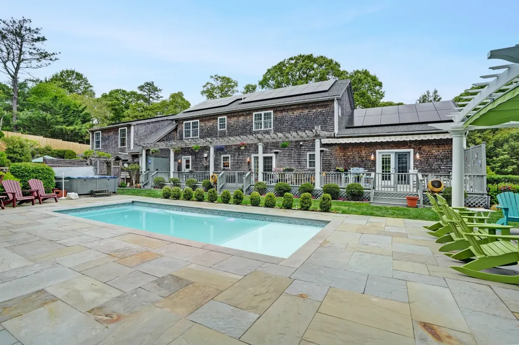 8 Fresh Pond Road Oak Bluffs MA 02557